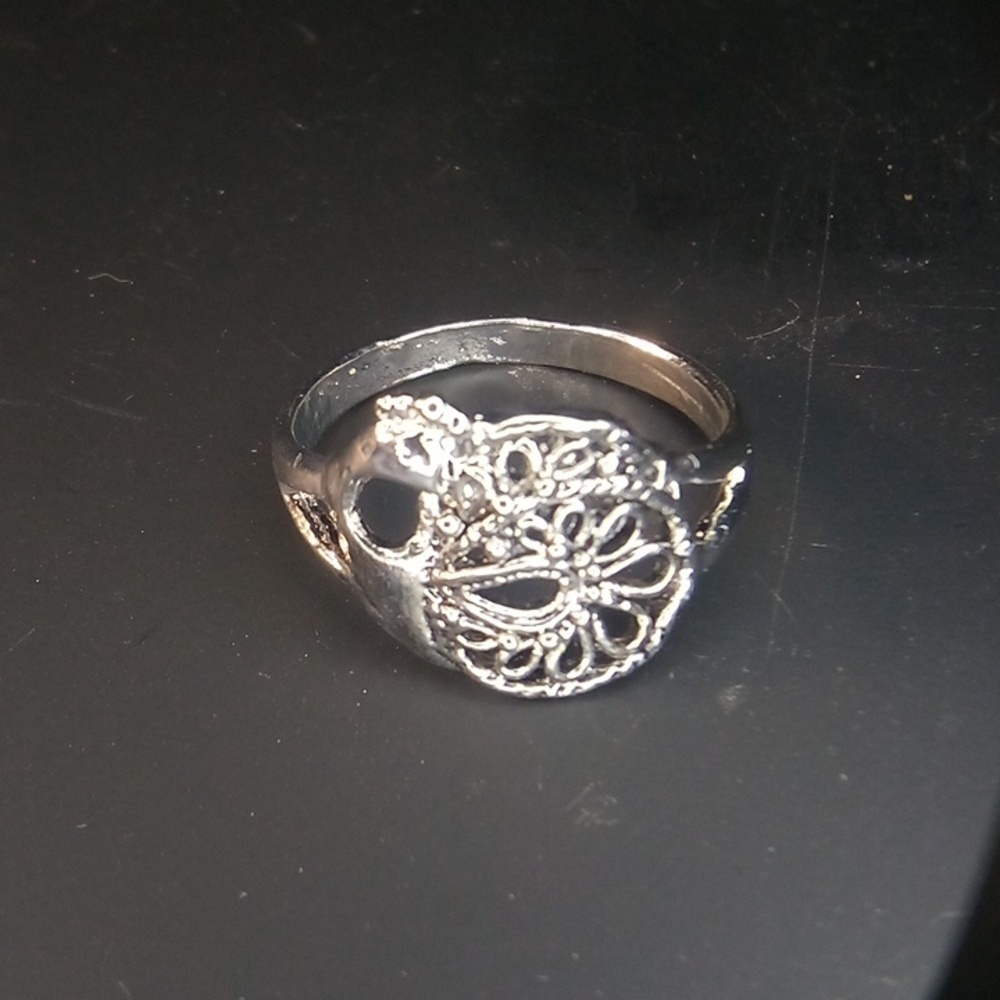 ❤️3/$10❤️NIP - Silver Tone Hollow Style New Design Ring - 6